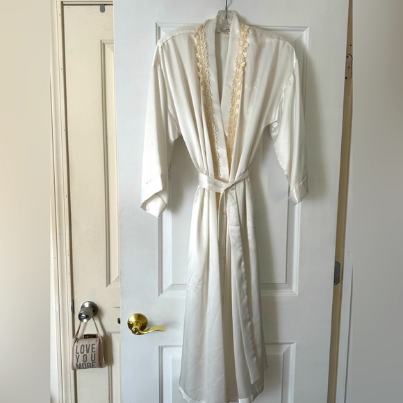 Dentelle Other - Bridal Elegant Cream Lace Trim Robe and Nightgown Set